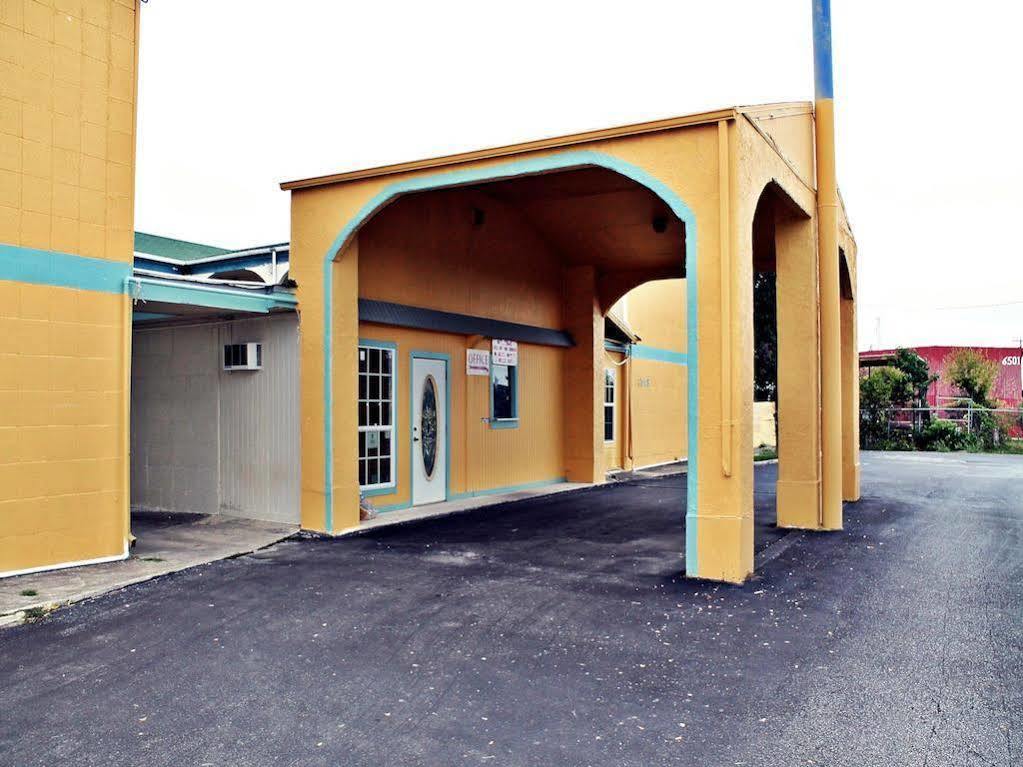 Travel Inn San Antonio Lackland Sea World Exterior photo